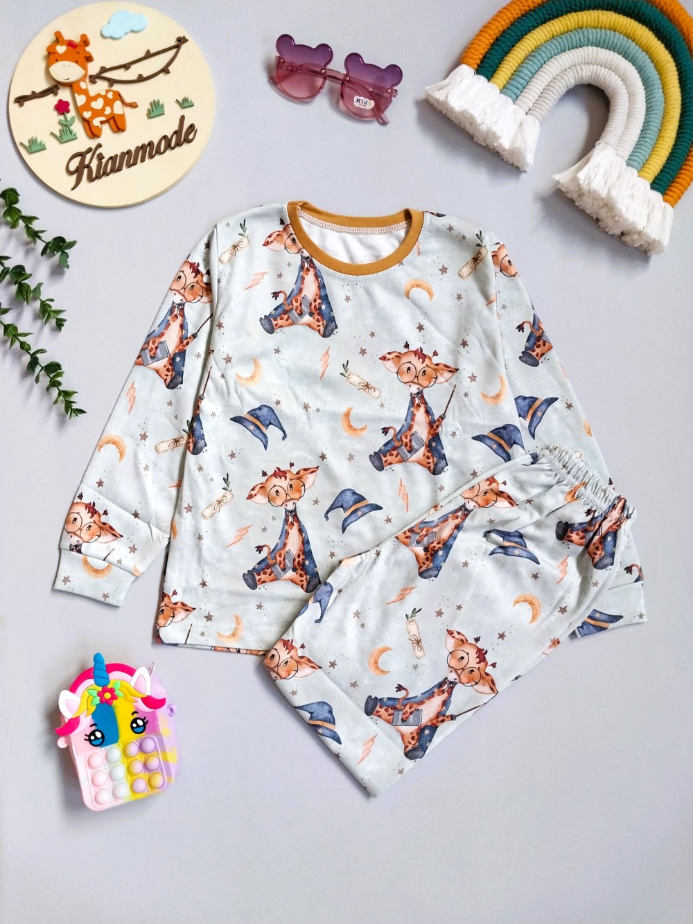 ست بلوز شلوار راحتی بچگانه طرح زرافه مناسب 1 تا 7 سال