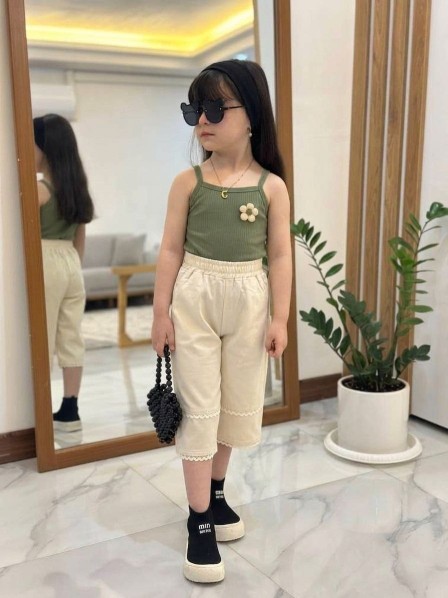 ست تاپ و شلوارک بچگانه طرح گلبرگ مناسب 2 تا 9 سال
